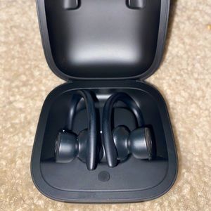 Beats by Dr. Dre (Powerbeats Pro)
